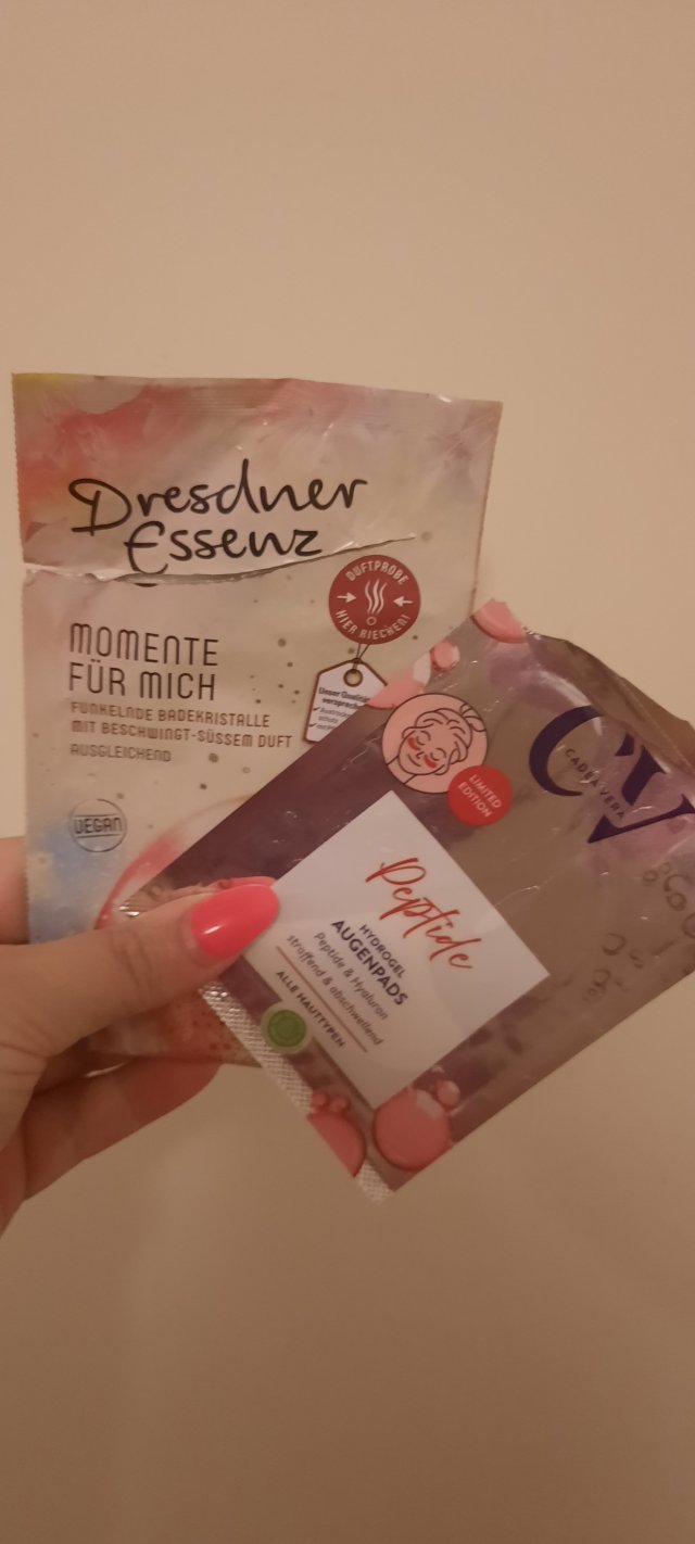 Denkowanie część druga :) Grudzień, kosmetyki w świątecznych opakowaniach lub w świątecznych kolorach: czerwonym, zielonym i złotym 