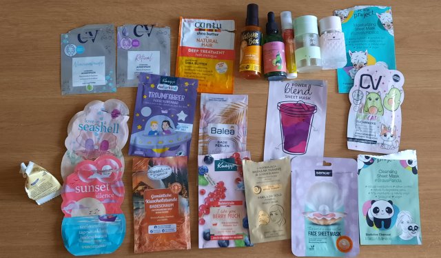 Denkowanie część druga :) Grudzień, kosmetyki w świątecznych opakowaniach lub w świątecznych kolorach: czerwonym, zielonym i złotym 