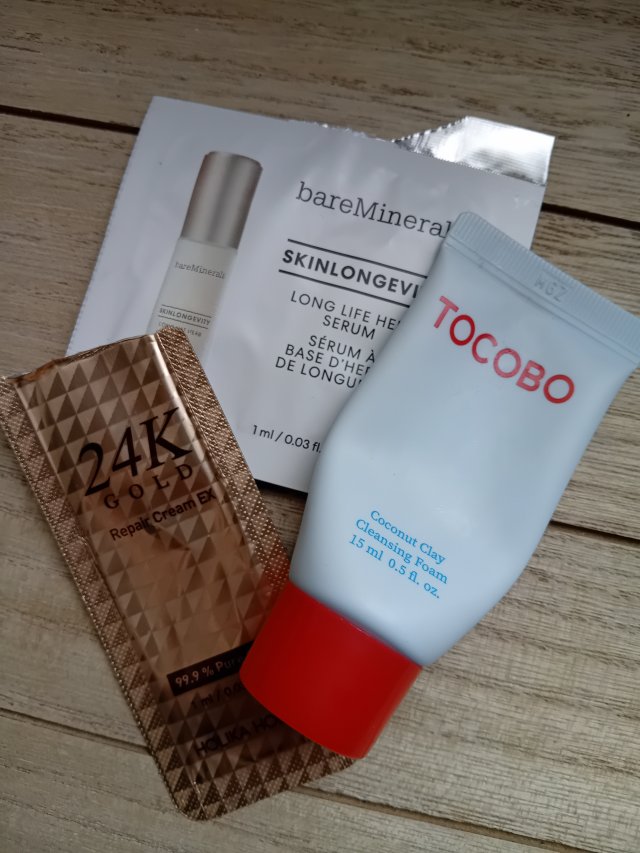 Denkowanie część druga :) Grudzień, kosmetyki w świątecznych opakowaniach lub w świątecznych kolorach: czerwonym, zielonym i złotym 