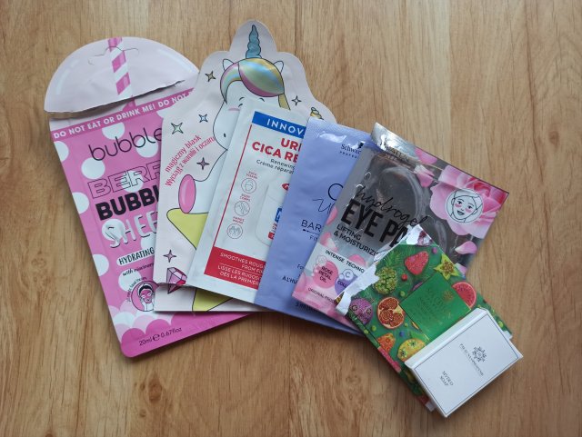 Denkowanie część druga :) Grudzień, kosmetyki w świątecznych opakowaniach lub w świątecznych kolorach: czerwonym, zielonym i złotym 