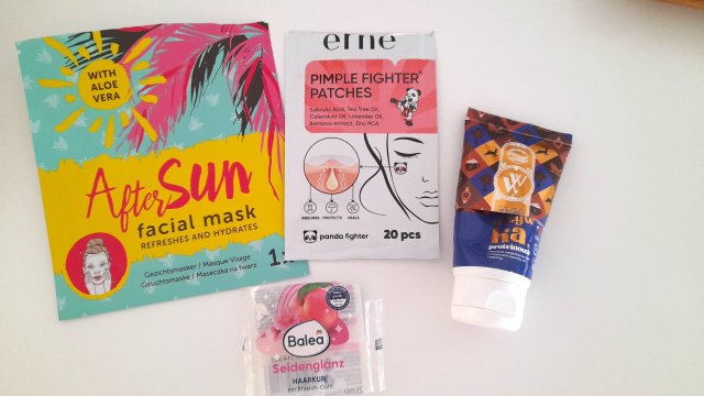 Denkowanie część druga :) Grudzień, kosmetyki w świątecznych opakowaniach lub w świątecznych kolorach: czerwonym, zielonym i złotym 