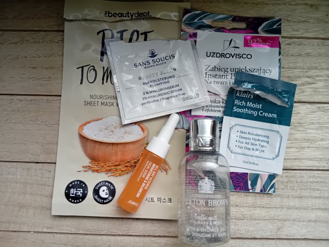 Denkowanie część druga :) Grudzień, kosmetyki w świątecznych opakowaniach lub w świątecznych kolorach: czerwonym, zielonym i złotym 