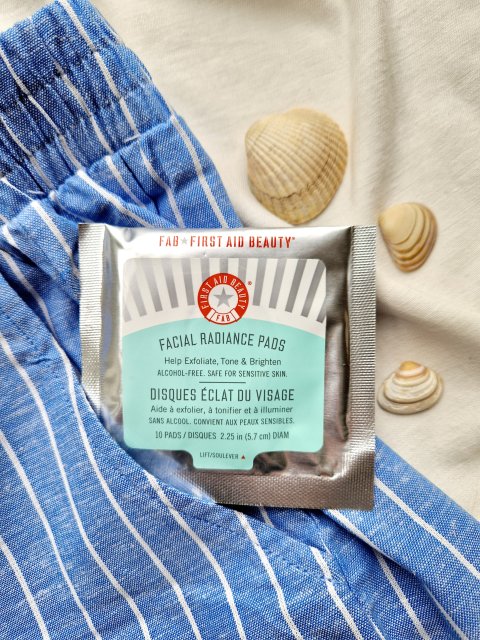 First Aid Beauty Płatki do twarzy, Facial Radiance Pads, Rozświetlające