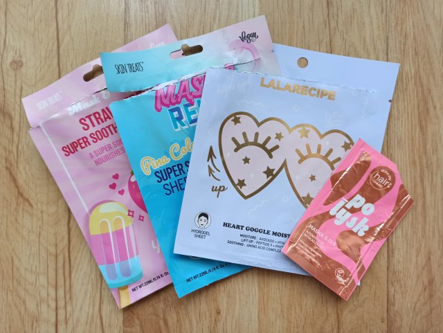 Denkowanie część druga :) Grudzień, kosmetyki w świątecznych opakowaniach lub w świątecznych kolorach: czerwonym, zielonym i złotym 