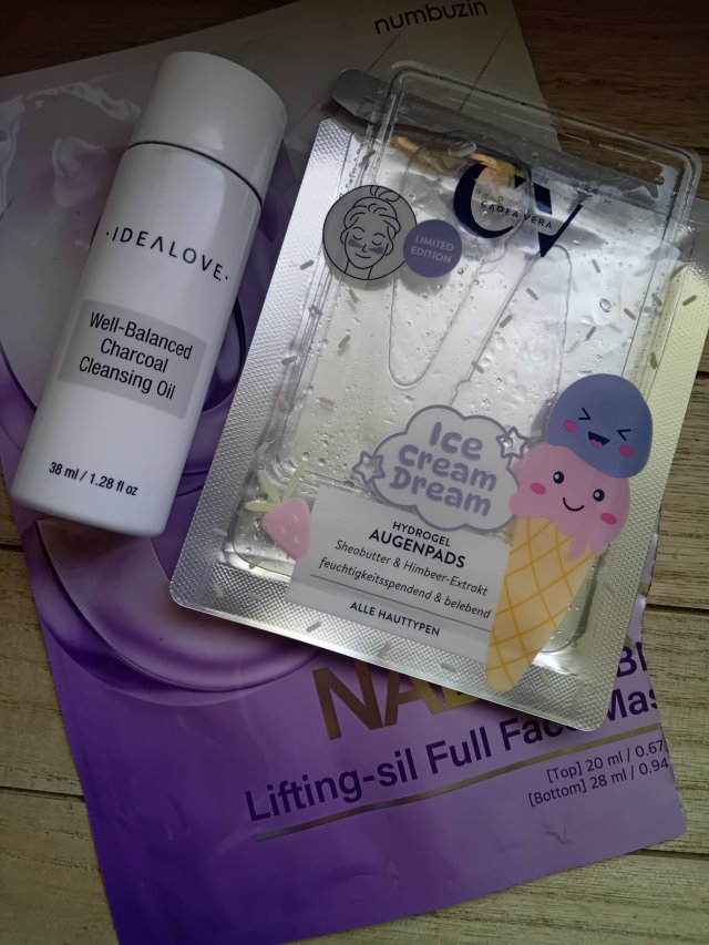 Denkowanie część druga :) Grudzień, kosmetyki w świątecznych opakowaniach lub w świątecznych kolorach: czerwonym, zielonym i złotym 