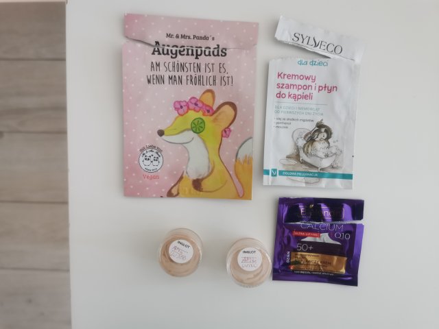 Denkowanie część druga :) Grudzień, kosmetyki w świątecznych opakowaniach lub w świątecznych kolorach: czerwonym, zielonym i złotym 