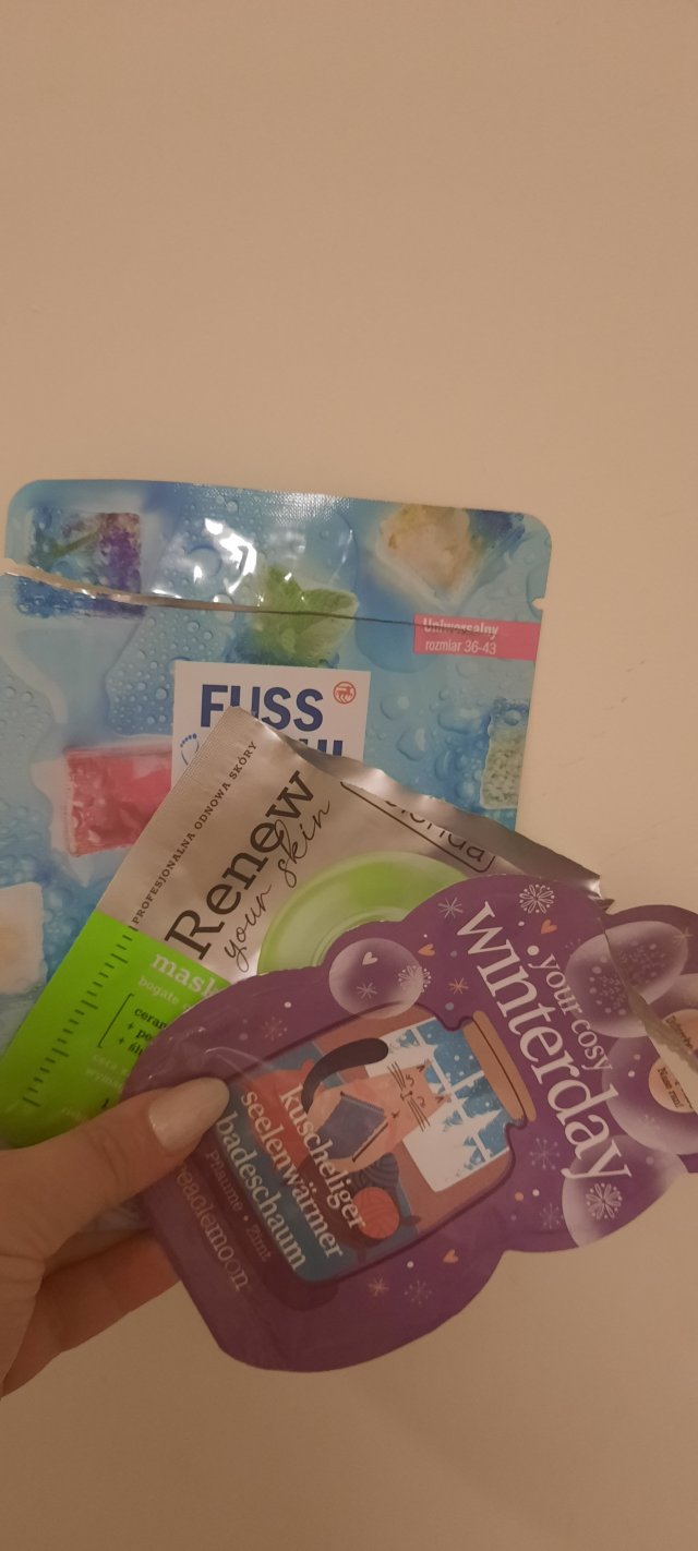 Denkowanie część druga :) Grudzień, kosmetyki w świątecznych opakowaniach lub w świątecznych kolorach: czerwonym, zielonym i złotym 