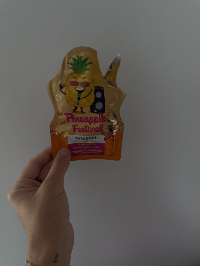 Denkowanie część druga :) Grudzień, kosmetyki w świątecznych opakowaniach lub w świątecznych kolorach: czerwonym, zielonym i złotym 