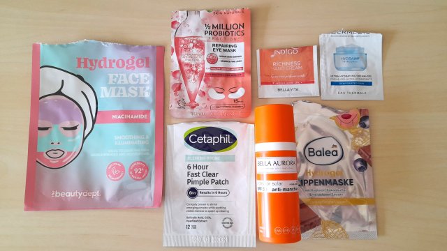 Denkowanie część druga :) Grudzień, kosmetyki w świątecznych opakowaniach lub w świątecznych kolorach: czerwonym, zielonym i złotym 