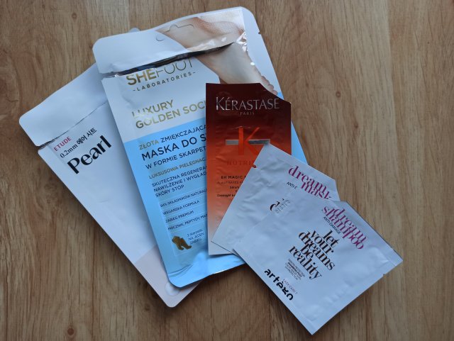 Denkowanie część druga :) Grudzień, kosmetyki w świątecznych opakowaniach lub w świątecznych kolorach: czerwonym, zielonym i złotym 