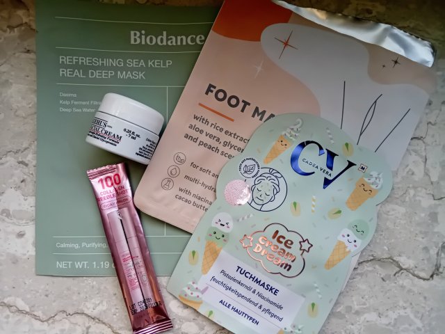 Denkowanie część druga :) Grudzień, kosmetyki w świątecznych opakowaniach lub w świątecznych kolorach: czerwonym, zielonym i złotym 