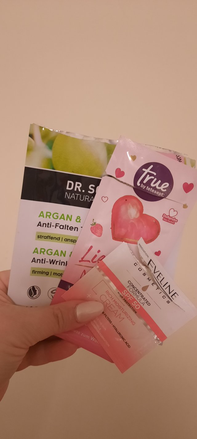 Denkowanie część druga :) Grudzień, kosmetyki w świątecznych opakowaniach lub w świątecznych kolorach: czerwonym, zielonym i złotym 