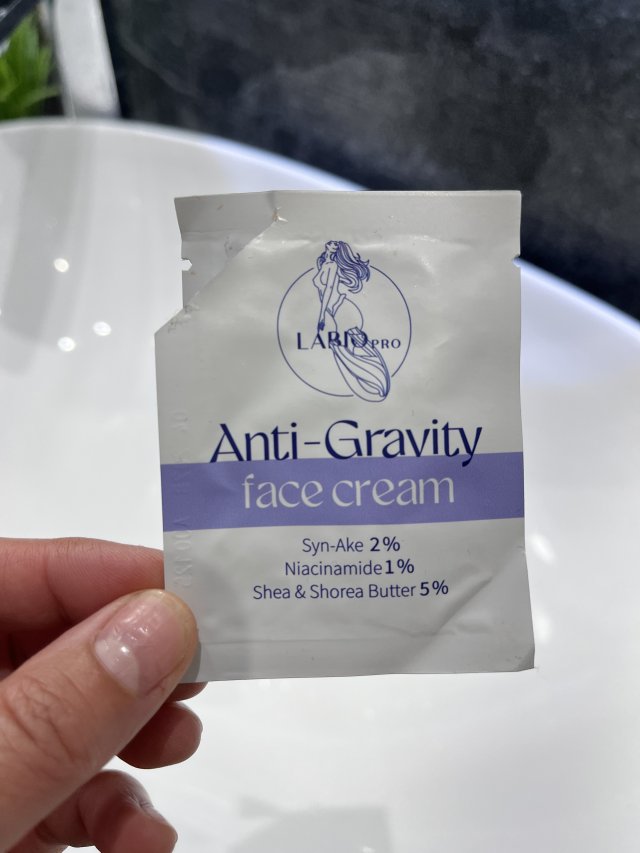 Denkowanie część druga :) Grudzień, kosmetyki w świątecznych opakowaniach lub w świątecznych kolorach: czerwonym, zielonym i złotym 