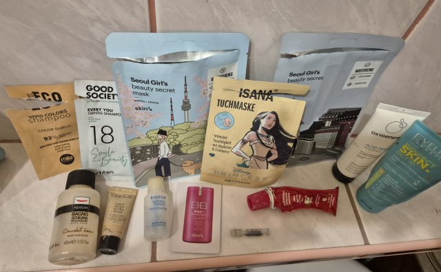 Denkowanie część druga :) Grudzień, kosmetyki w świątecznych opakowaniach lub w świątecznych kolorach: czerwonym, zielonym i złotym 