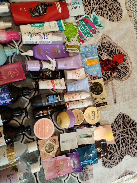 Denkowanie część druga :) Grudzień, kosmetyki w świątecznych opakowaniach lub w świątecznych kolorach: czerwonym, zielonym i złotym 