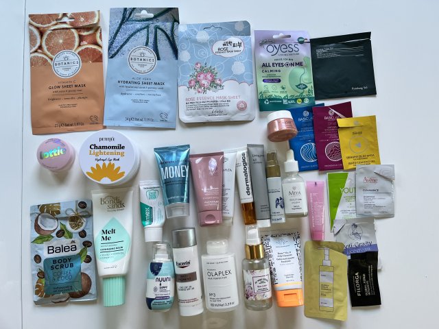 Denkowanie część druga :) Grudzień, kosmetyki w świątecznych opakowaniach lub w świątecznych kolorach: czerwonym, zielonym i złotym 