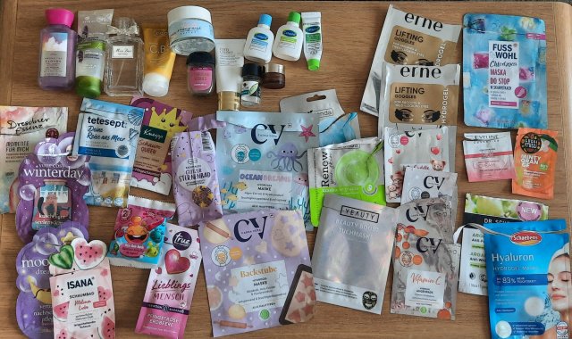 Denkowanie część druga :) Grudzień, kosmetyki w świątecznych opakowaniach lub w świątecznych kolorach: czerwonym, zielonym i złotym 