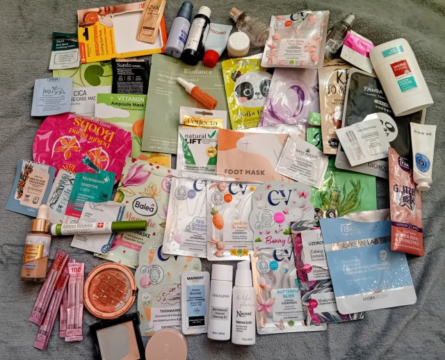 Denkowanie część druga :) Grudzień, kosmetyki w świątecznych opakowaniach lub w świątecznych kolorach: czerwonym, zielonym i złotym 