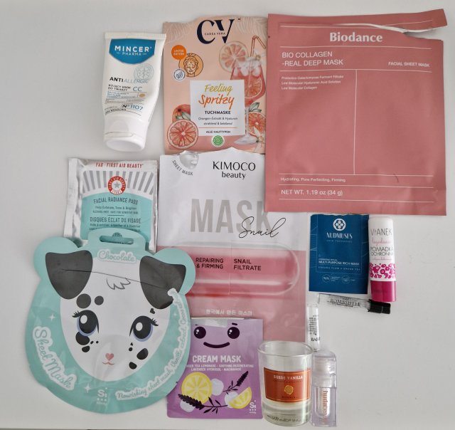 Denkowanie część druga :) Grudzień, kosmetyki w świątecznych opakowaniach lub w świątecznych kolorach: czerwonym, zielonym i złotym 