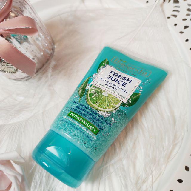Bielenda Fresh Juice, Peeling gruboziarnisty do twarzy, Z bioaktywną wodą cytrusową, sok z limonki + kwas salicylowy