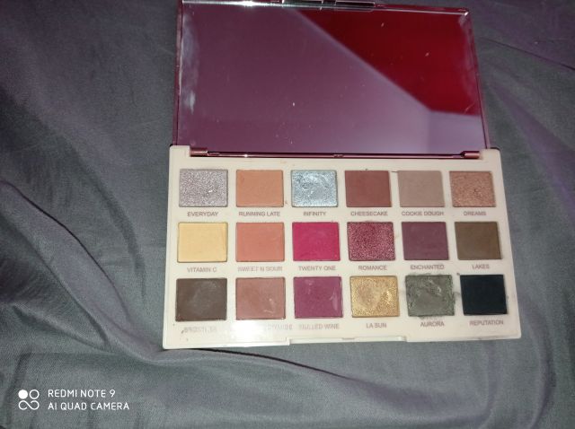 Makeup Revolution Paleta cieni, Soph X