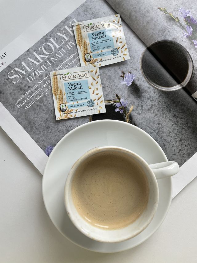 Vegan Muesli krem nawilżający do twarzy na dzień i na noc Bielenda