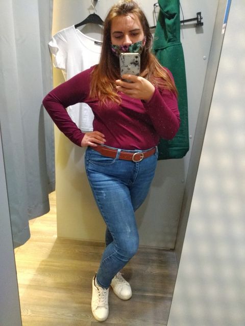 W przymierzalni stylizacja na zakupy 