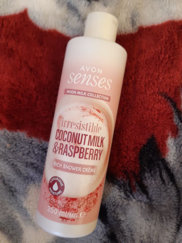 Avon Senses, Kremowy żel pod prysznic mleczko kokosowe i maliny 