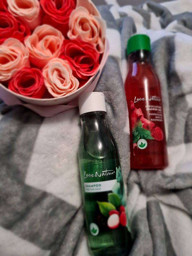 Oriflame Love Nature, Żel pod prysznic, Złuszczający, Mięta i malina