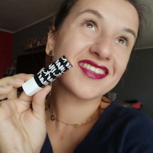 Avon Mark, Epic Lip, Szminka do ust Moc koloru, Kolor Sangria Shock