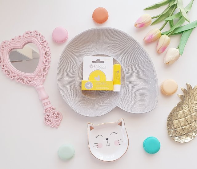 BasicLab Dermocosmetics Familias, Pomadka do ust, Nawilżająca, Z olejem rycynowym