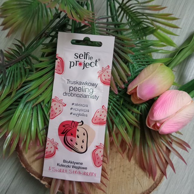 Selfie Project Peeling do twarzy, Drobnoziarnisty, BioAktywne kuleczki węglowe, Truskawkowy