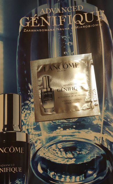 Próbka serum gazeta z próbką 