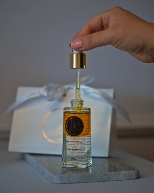 J’nay Beauty By Jo dwufazowe serum z wit. C i CBD 