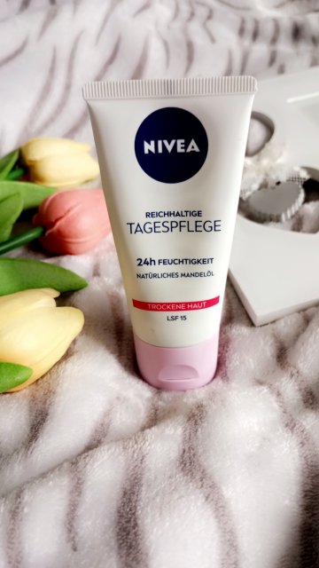 Nivea Krem do twarzy, Na dzień, Odżywczy, 24h Intensywnego nawilżenia, Naturalny olejek migdałowy, Cera sucha i wrażliwa