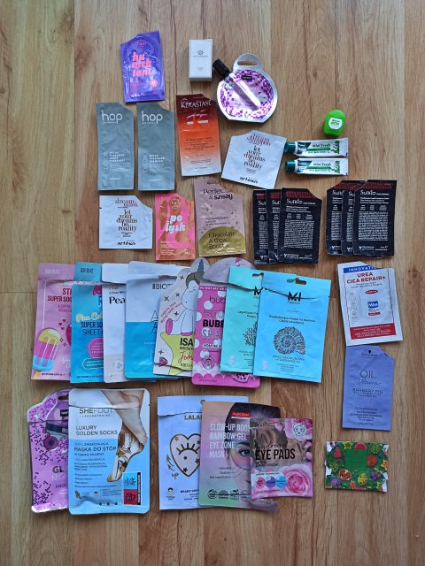 Denkowanie część druga :) Grudzień, kosmetyki w świątecznych opakowaniach lub w świątecznych kolorach: czerwonym, zielonym i złotym 