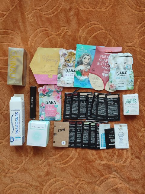 Denkowanie część druga :) Grudzień, kosmetyki w świątecznych opakowaniach lub w świątecznych kolorach: czerwonym, zielonym i złotym 