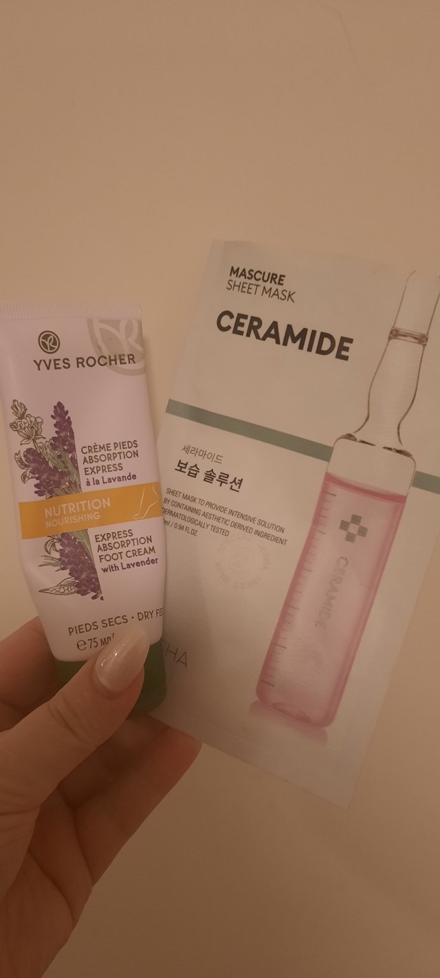 Denkowanie część druga :) Grudzień, kosmetyki w świątecznych opakowaniach lub w świątecznych kolorach: czerwonym, zielonym i złotym 