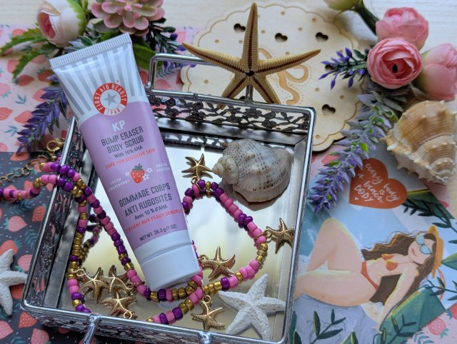 First Aid Beauty KP Bump Eraser Fresh Strawberry Body Scrub with 10% AHA, peeling do ciała