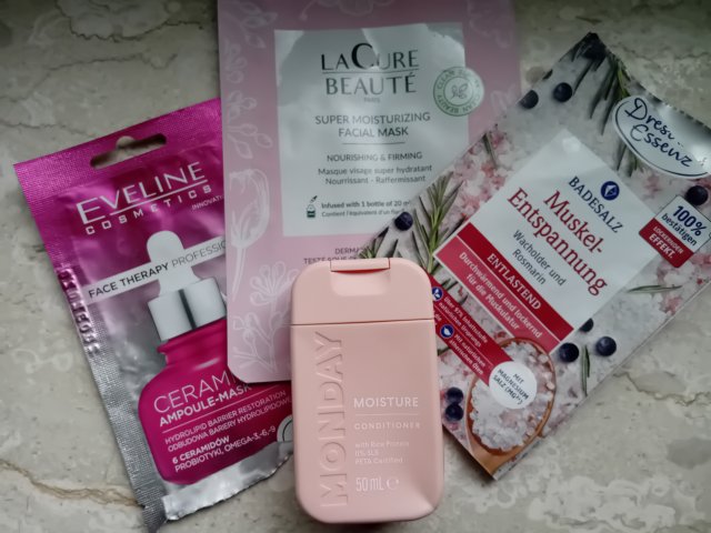 Denkowanie część druga :) Grudzień, kosmetyki w świątecznych opakowaniach lub w świątecznych kolorach: czerwonym, zielonym i złotym 