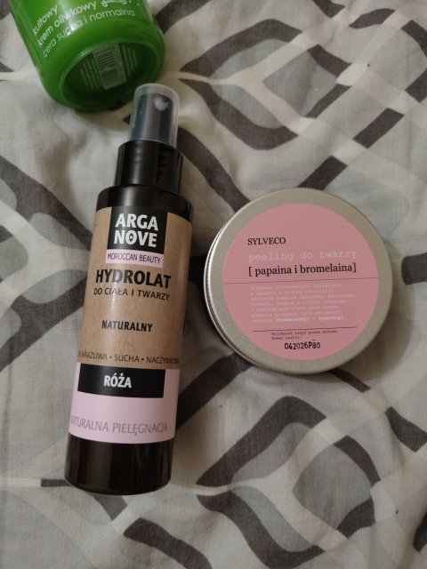 Denkowanie część druga :) Grudzień, kosmetyki w świątecznych opakowaniach lub w świątecznych kolorach: czerwonym, zielonym i złotym 