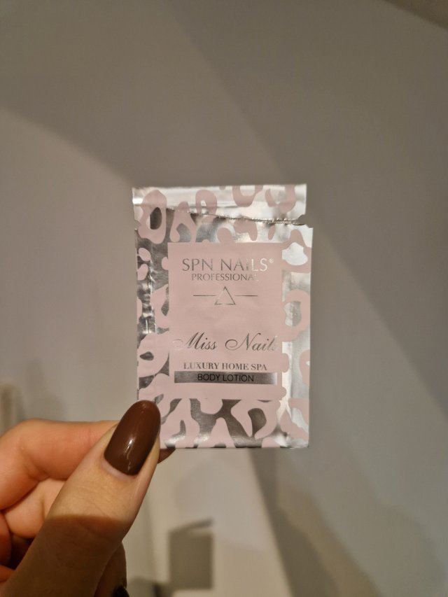 Denkowanie część druga :) Grudzień, kosmetyki w świątecznych opakowaniach lub w świątecznych kolorach: czerwonym, zielonym i złotym 