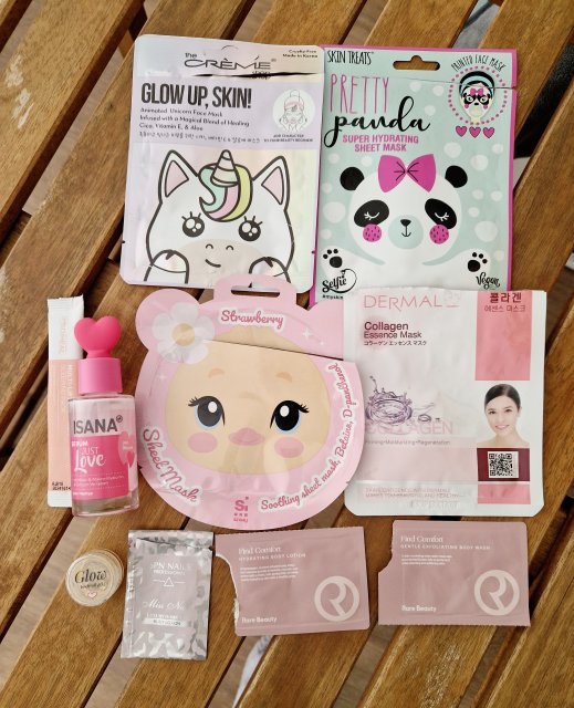 Denkowanie część druga :) Grudzień, kosmetyki w świątecznych opakowaniach lub w świątecznych kolorach: czerwonym, zielonym i złotym 