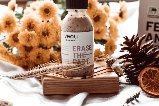 Veoli Botanica Peeling do twarzy, Wygładzający, z pestkami owoców, Erase the Past