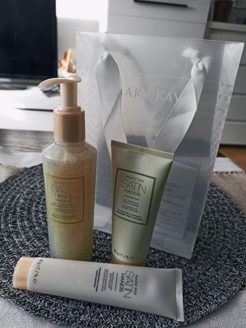 SATIN HANDS MARY KAY