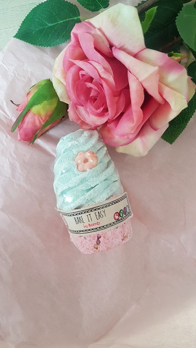 Bomb Cosmetics Babeczka do kąpieli, Bake it Easy