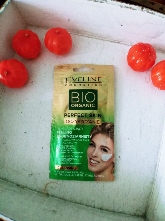 Eveline Bio Organic, Peeling wygładzający, drobnoziarnisty, Enzym ananasa oraz drobinki z ryżu i orzecha 