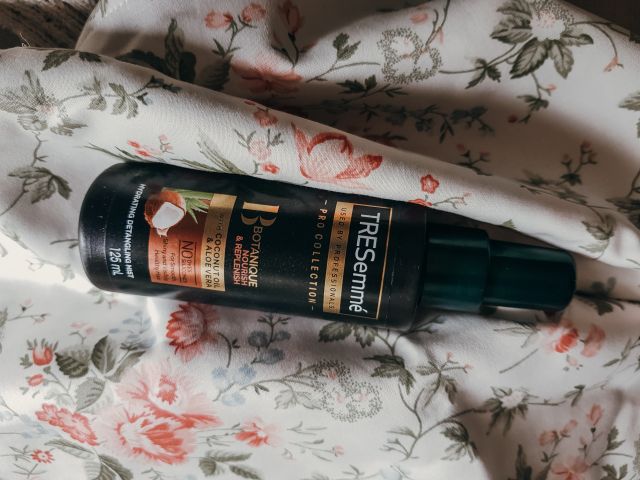 TRESemmé Botanique, Mgiełka do włosów, Nourish & Replenish, Olej kokosowy i aloes