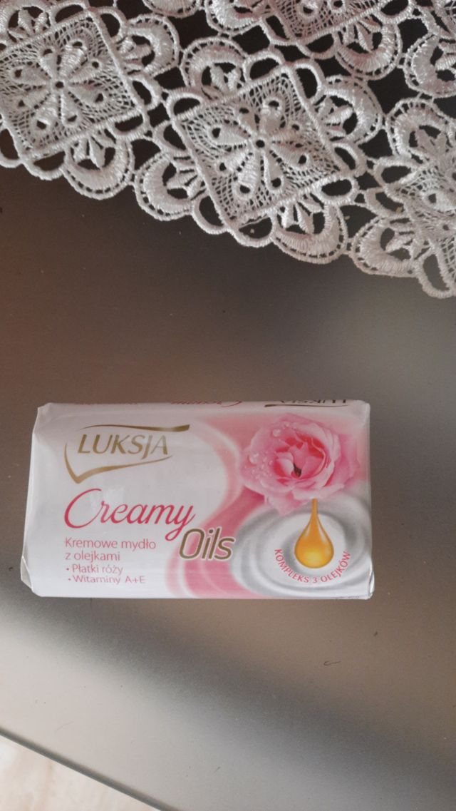 Luksja Creamy, Mydło w kostce, Oils, Płatki róży i witaminy A + E