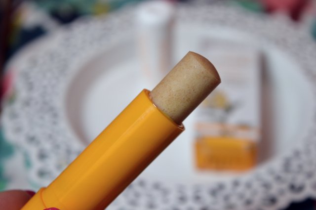 odżywczy peeling do ust